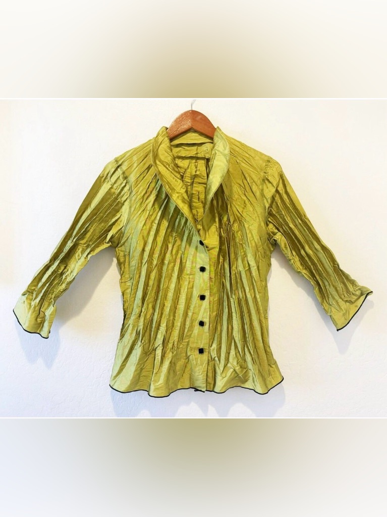Beluva Apple Greencrinkle Pleat Button Blouse. 3/4 Length Sleeves. Size M. Nwot.